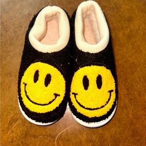 Smiley face Slippers 6.5-7